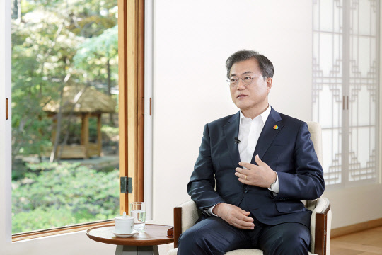 지난 12일 청와대 상춘재에서 광주 MBC와 인터뷰를 진행하는 문재인 대통령.